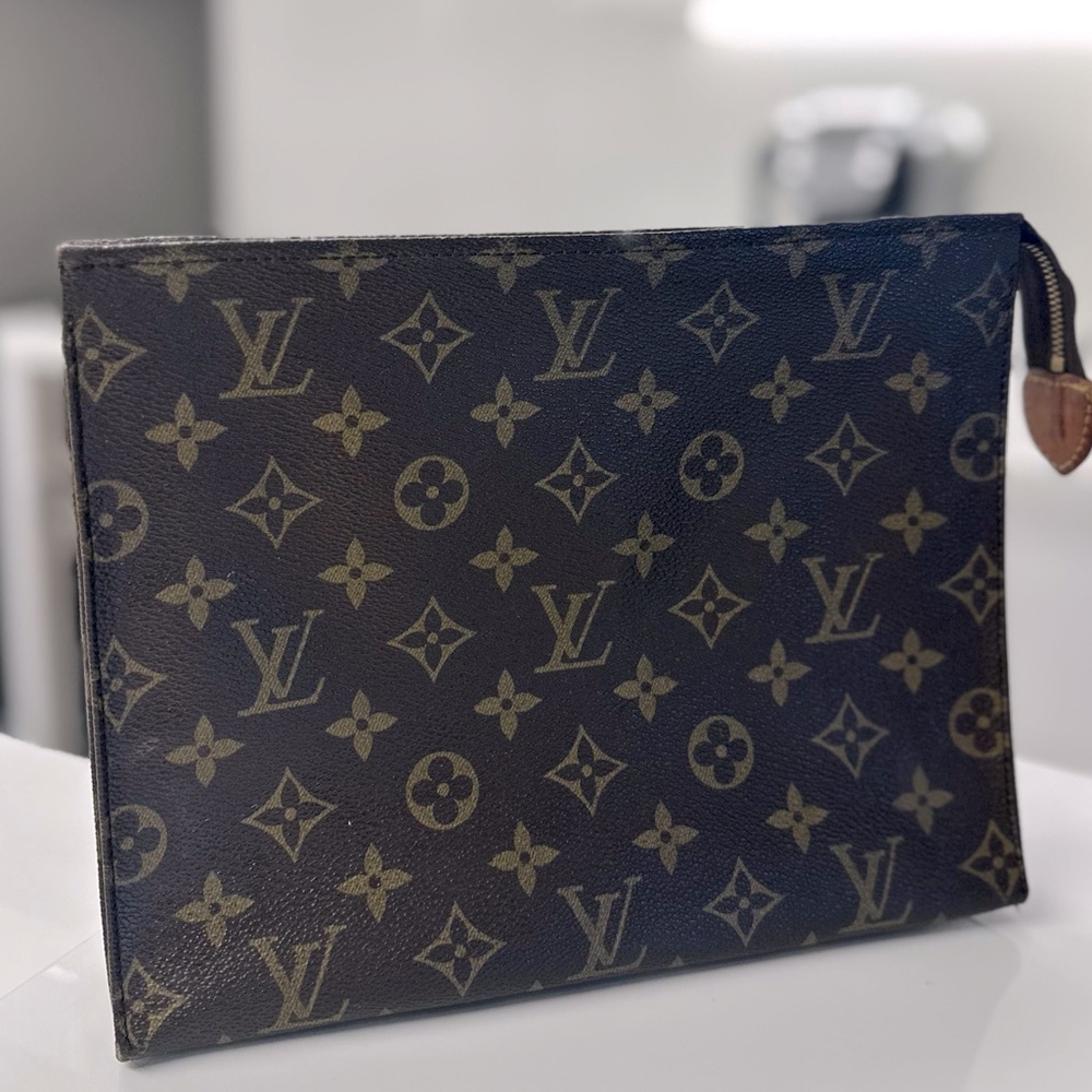 LV TOILETRY MONOGRAM POUCH 26